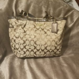 Coach Signature Gallery East West

Tote